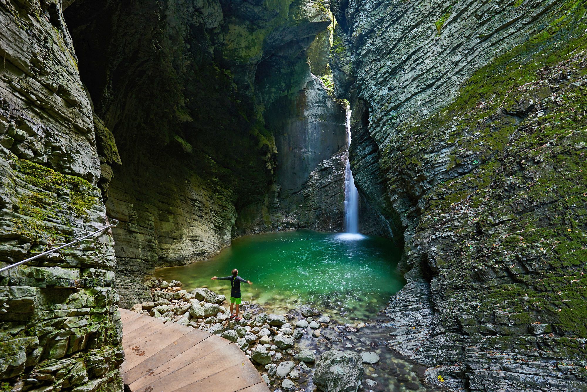 Cascata Kozjak con piscina naturale turchese nel Parco Nazionale del Triglav, Alpi Giulie, Slovenia.