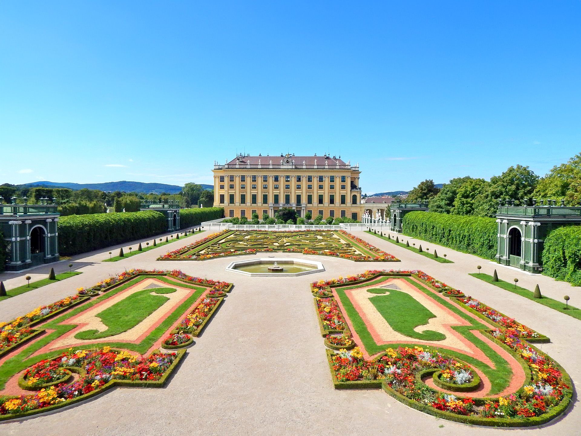 Giardino di Schloss Mirabell a Salisburgo, con aiuole fiorite e sculture barocche.