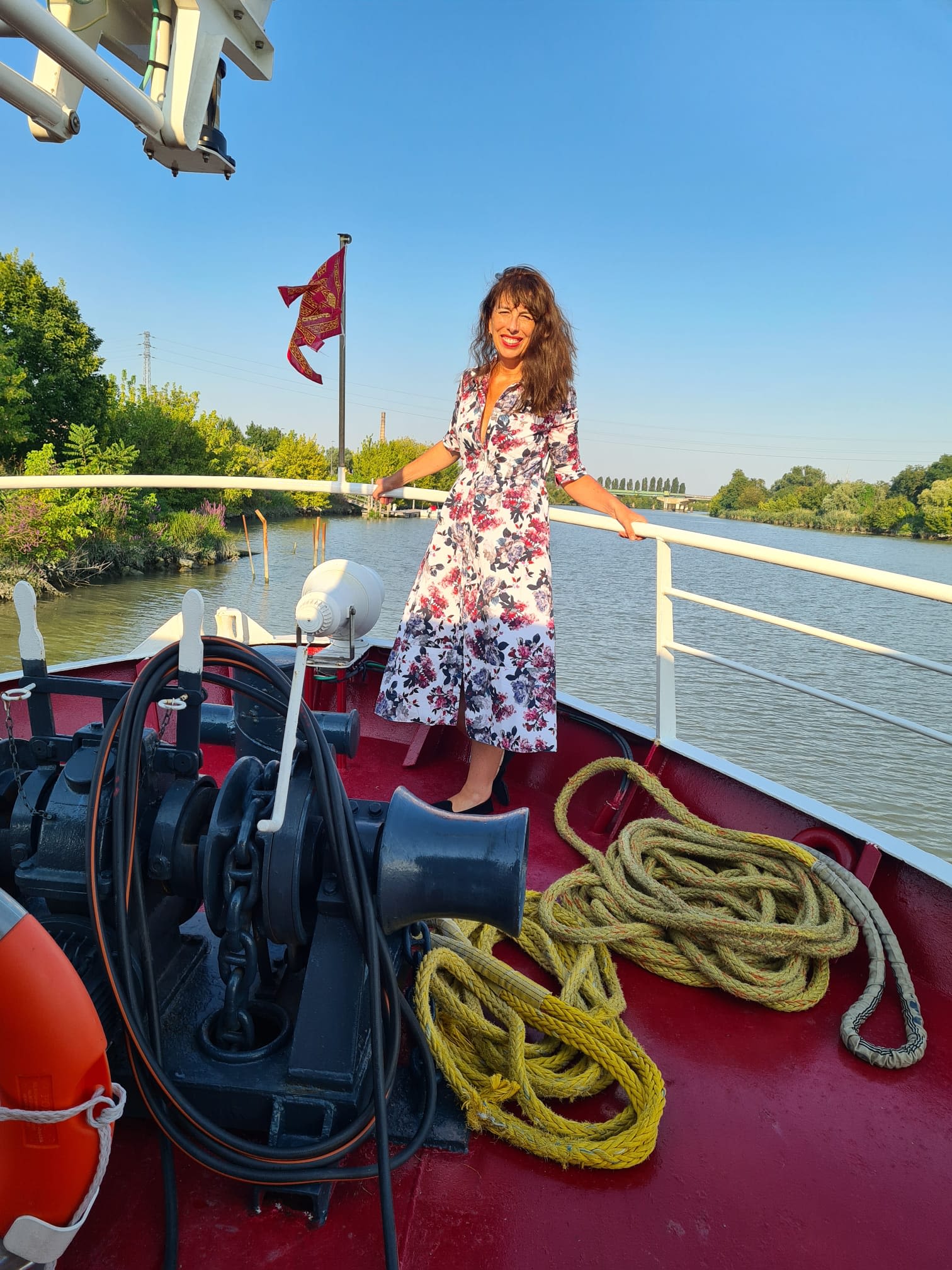 Turista sul ponte di una barca con paesaggio fluviale, Mantova.