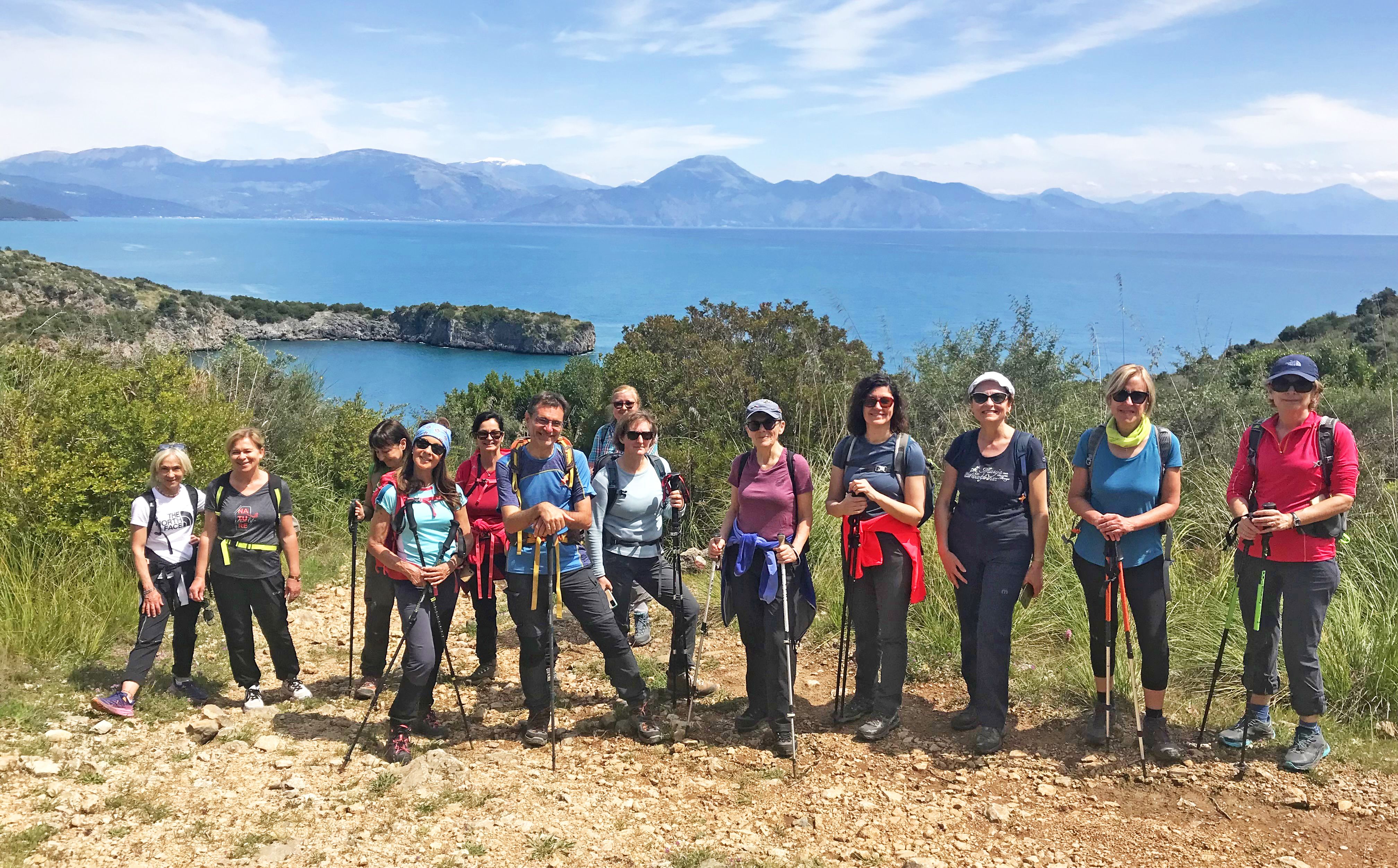 Gruppo di escursionisti con vista panoramica sul mare, Cilento, trekking di gruppo "Girolibero" con guida GAE
