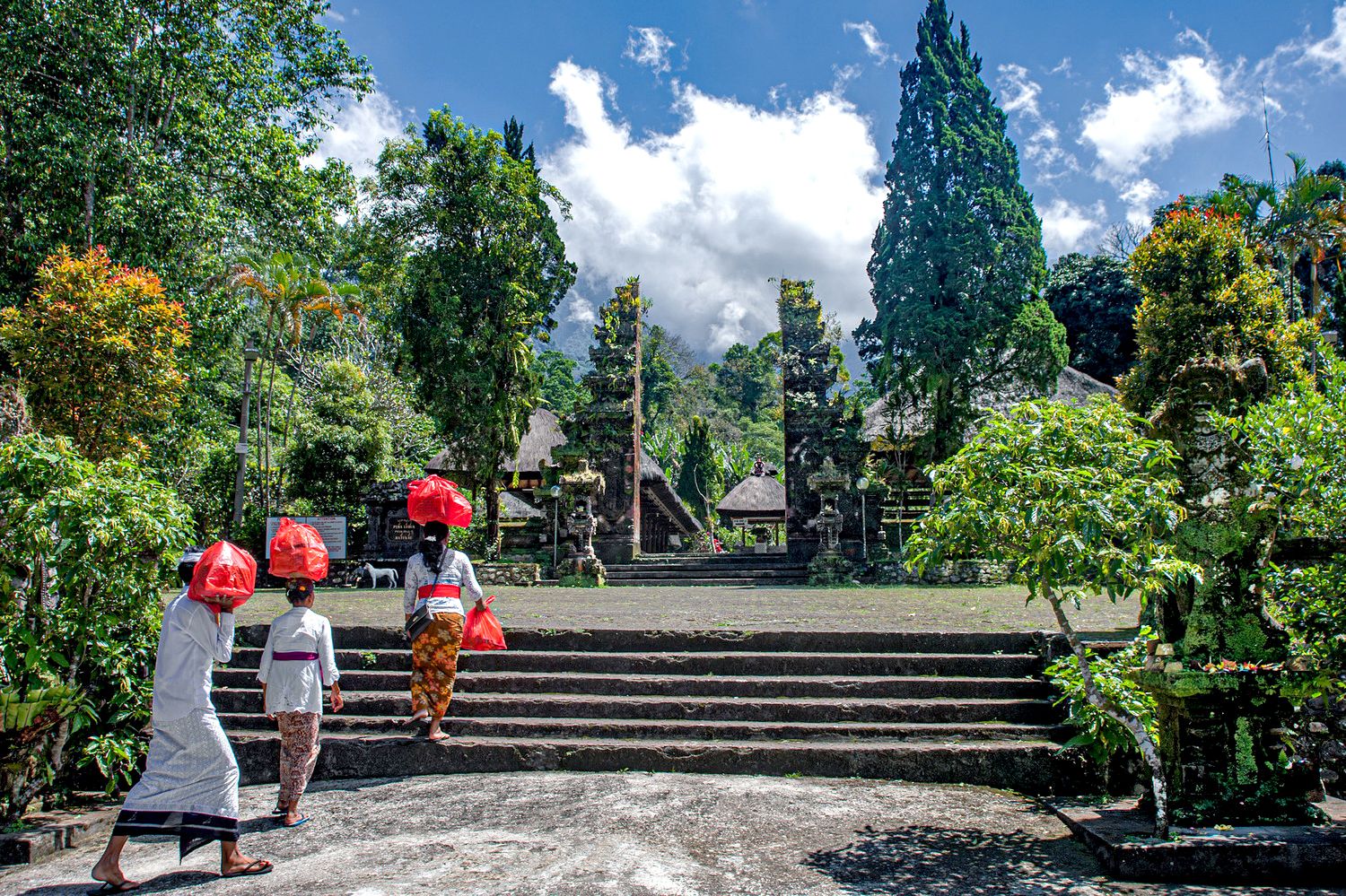 Persone che camminano verso il tempio, Giava, Indonesia.
