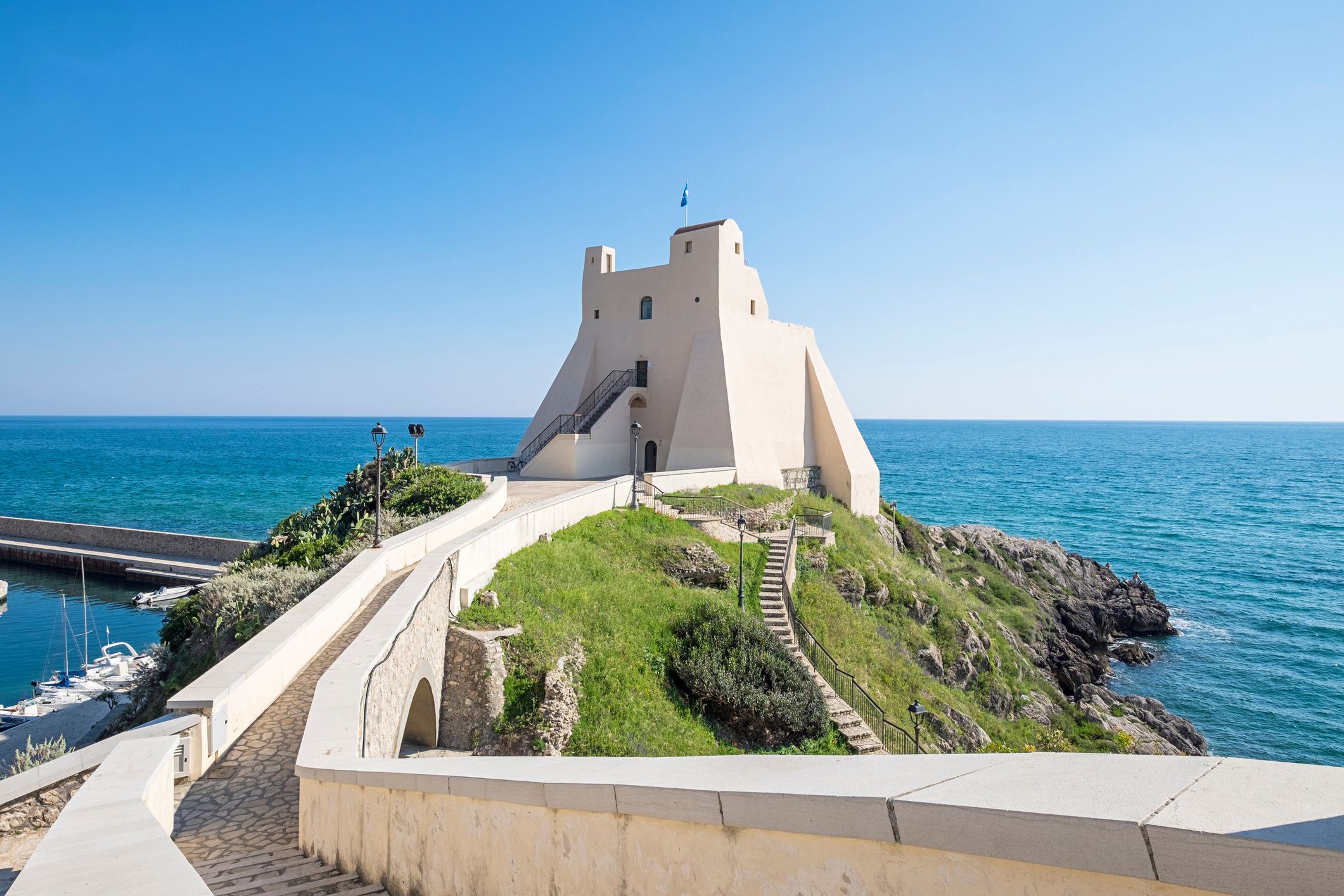 Torre Truglia in Sperlonga, Italien – Der malerische Torre Truglia steht auf einer Klippe mit Blick auf das türkisfarbene Meer von Sperlonga.