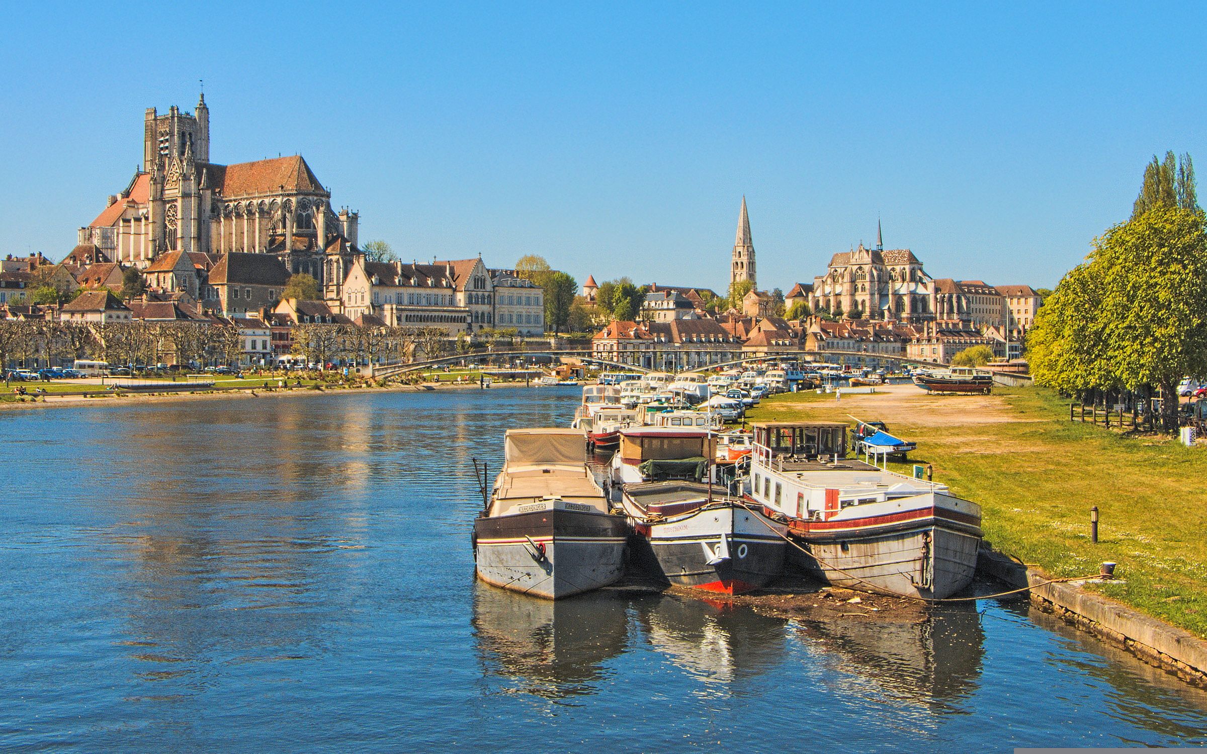 Touristenboote am Fluss Yonne mit Blick auf Auxerre, Burgund.