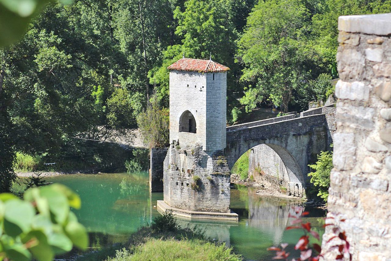Ponte medievale in pietra sul fiume a Sauveterre-de-Béarn, Francia