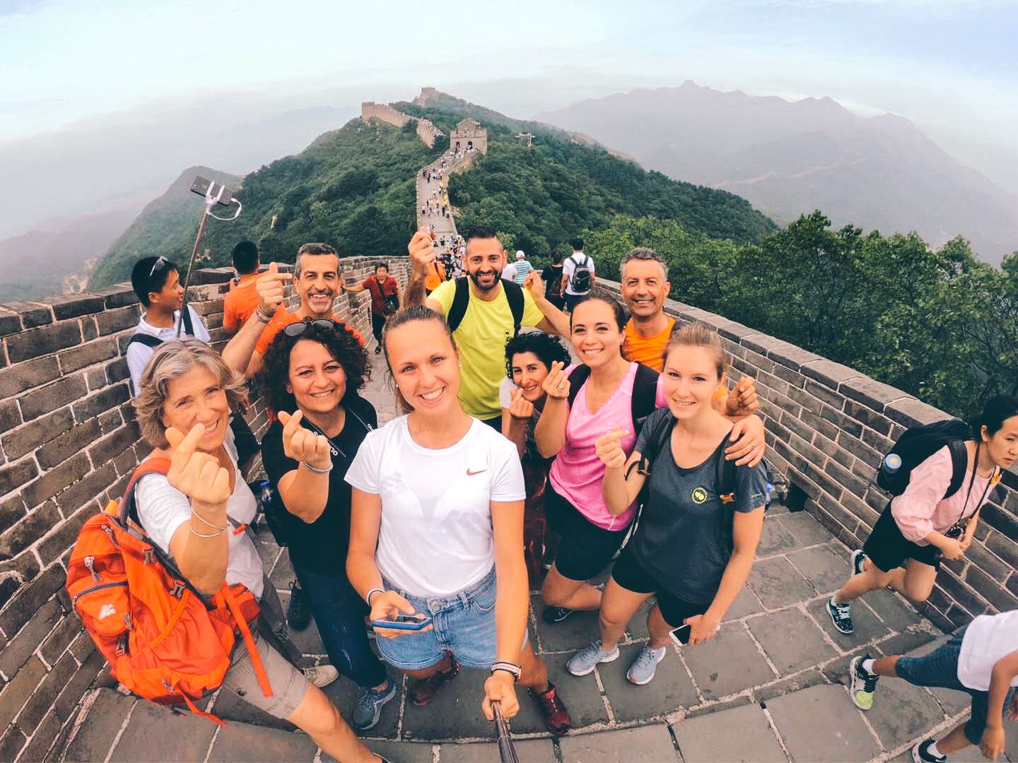 Turisti sul tratto Mutianyu della Grande Muraglia Cinese, Pechino, durante una giornata di sole.