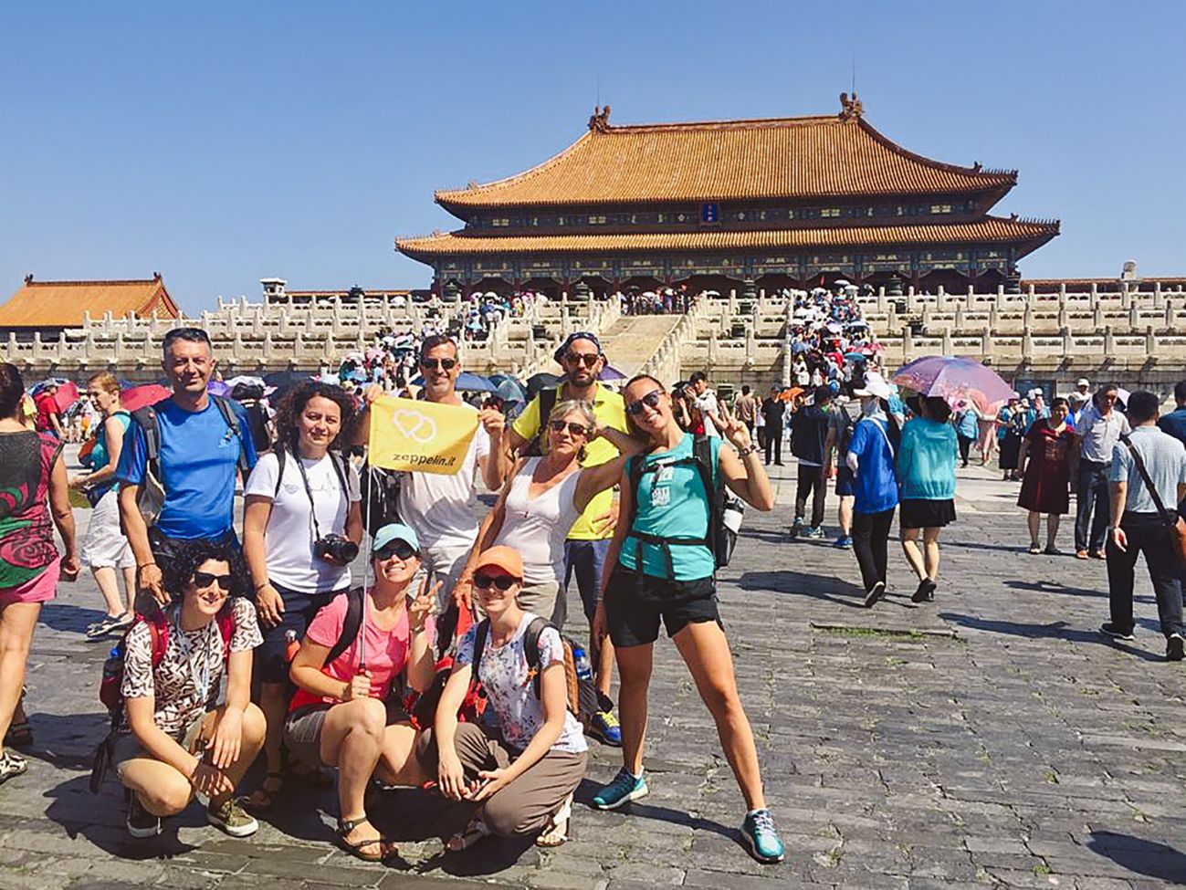 Gruppo di viaggiatori davanti alla Città Proibita di Pechino, antico palazzo imperiale.