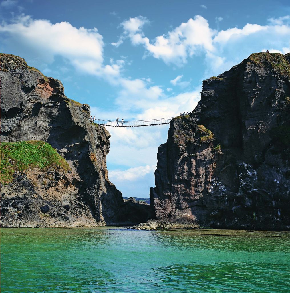 Strutture rocciose naturali e acqua turchese, luogo iconico lungo la costa nordirlandese.