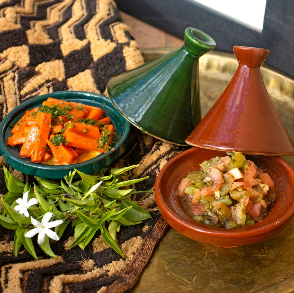 Tajine marocchini tradizionali serviti con verdure e spezie.