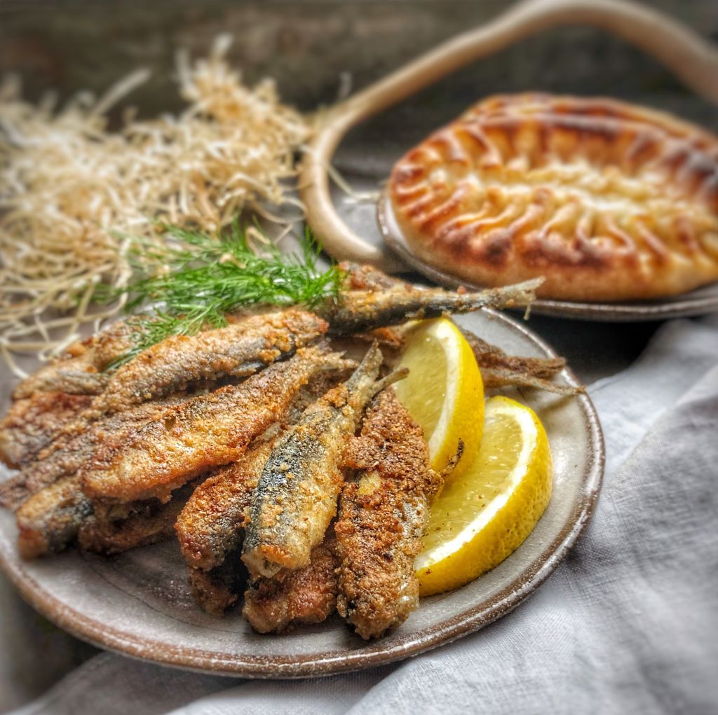 Specialità gastronomiche della Lapponia: salmone affumicato e torta tradizionale finlandese.