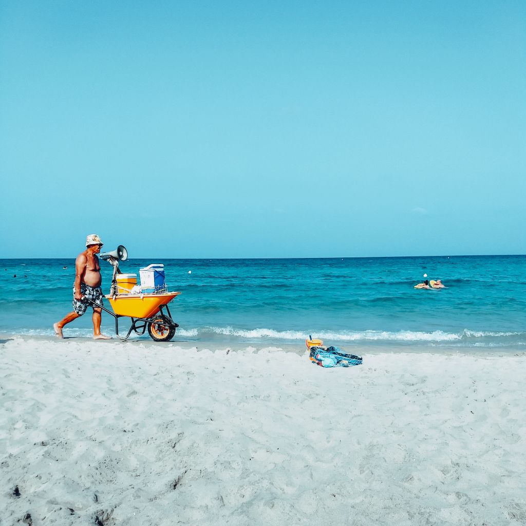 Einheimischer mit einer Schubkarre am Strand von Salento