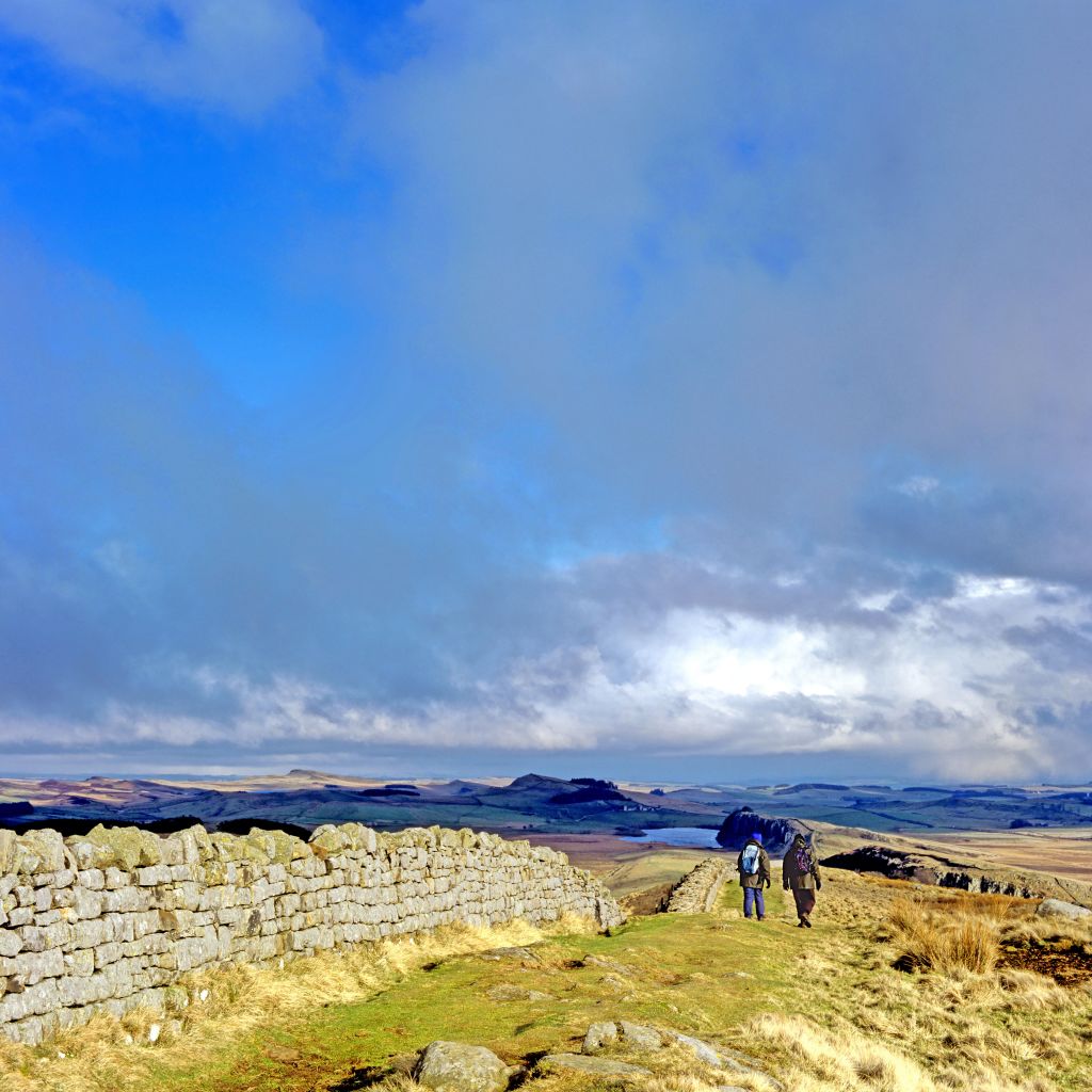 Mura antiche che si estendono lungo un paesaggio collinare
