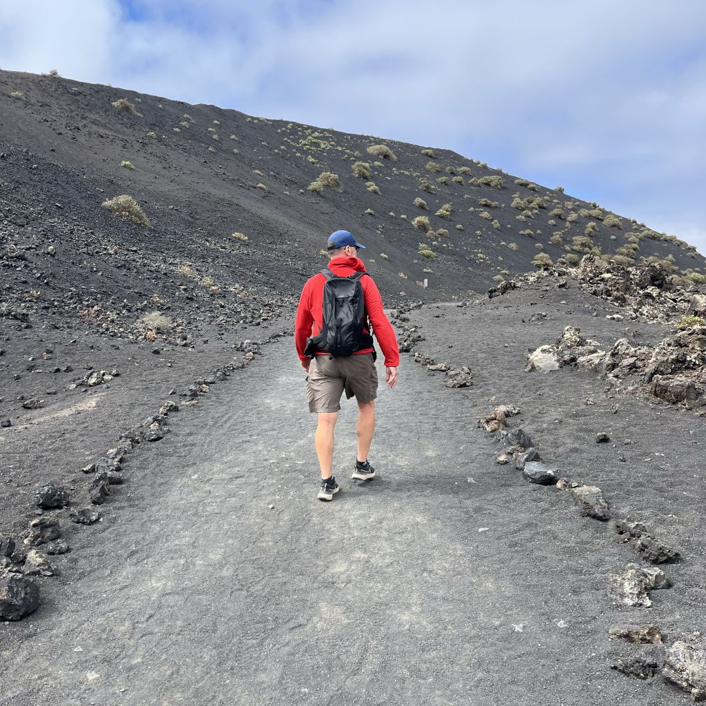 Turista durante un viaggio trekking organizzato Girolibero a Lanzarote, Isole Canarie.