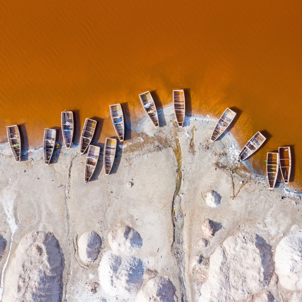 Cristalli di sale sul Lago Retba (Lac Rose) vicino a Dakar, paesaggio rosa‑arancio da cartolina