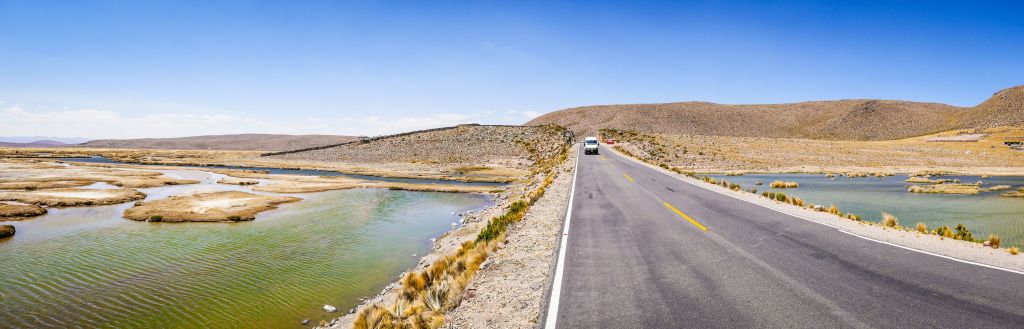 Strada panoramica vicino a una laguna nel deserto costiero del Perù.