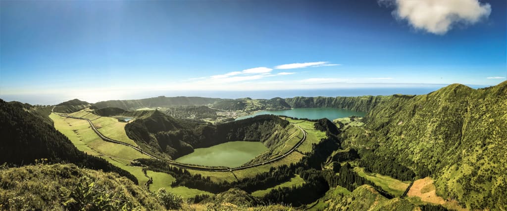 Panorama della Caldera di Sete Cidades con laghi gemelli, isola di São Miguel, Azzorre – itinerario di trekking imperdibile