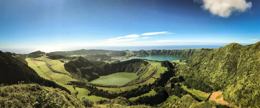 Splendida vista sulla valle di Furnas con lago vulcanico circondato da montagne e colline verdi nelle Azzorre.