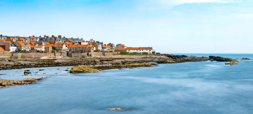 Panoramica su un villaggio tradizionale lungo la costa scozzese