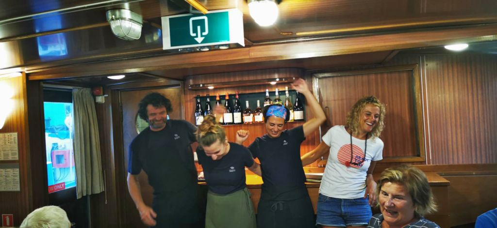 Cena conviviale all'interno della barca "L'Estello", vacanze in barca Provenza e Camargue