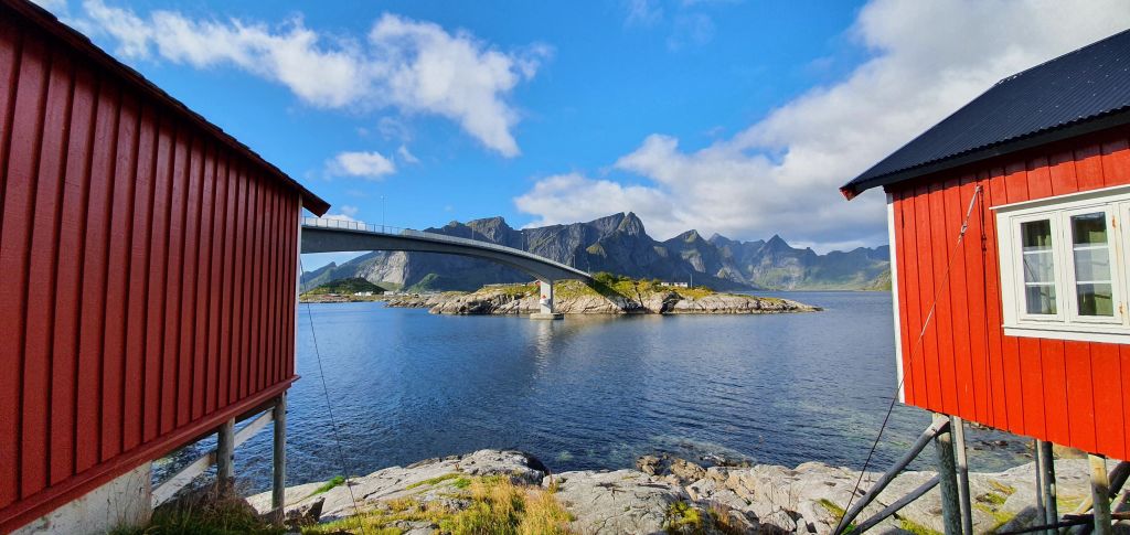 Casette rosse tradizionali sull'acqua con vista panoramica sulle montagne, Lofoten