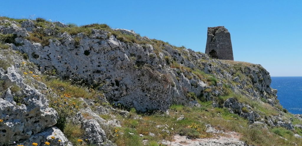 Torre del Serpe su promontorio roccioso a Otranto – antica torre d’avvistamento aragonese lungo il sentiero costiero.