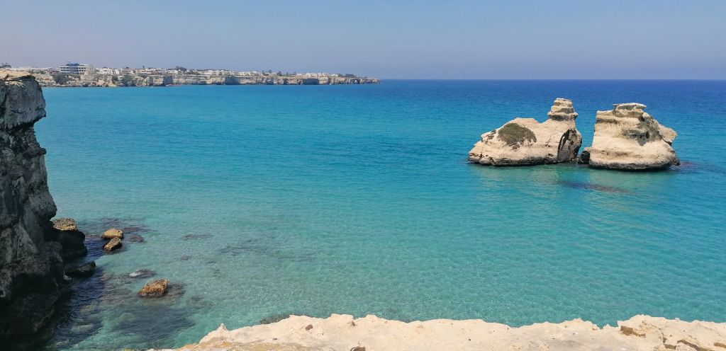 Formazioni rocciose sul mare lungo la costa, Salento