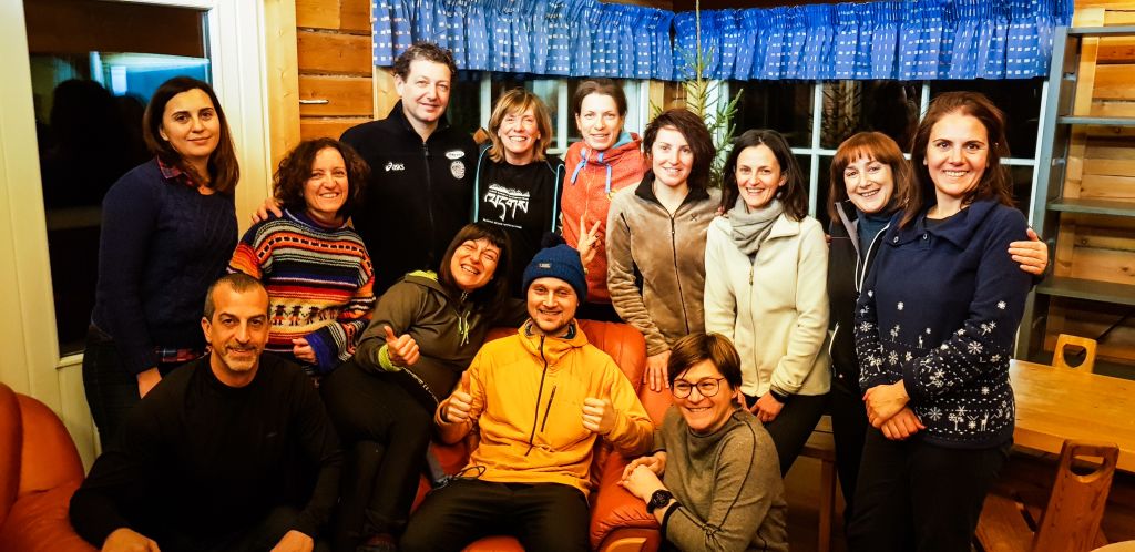 Gruppo di persone che cena in una tipica kota lappone in Finlandia.