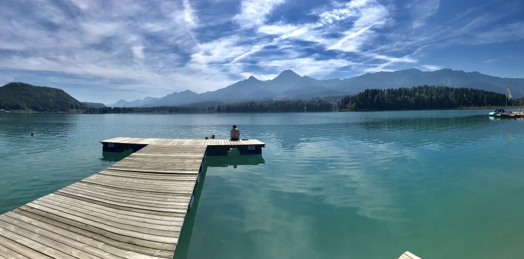 Viaggiatori intenti a farsi un bagno, paesaggio naturale, lago lungo la ciclabile della Drava, vacanza all'aria aperta