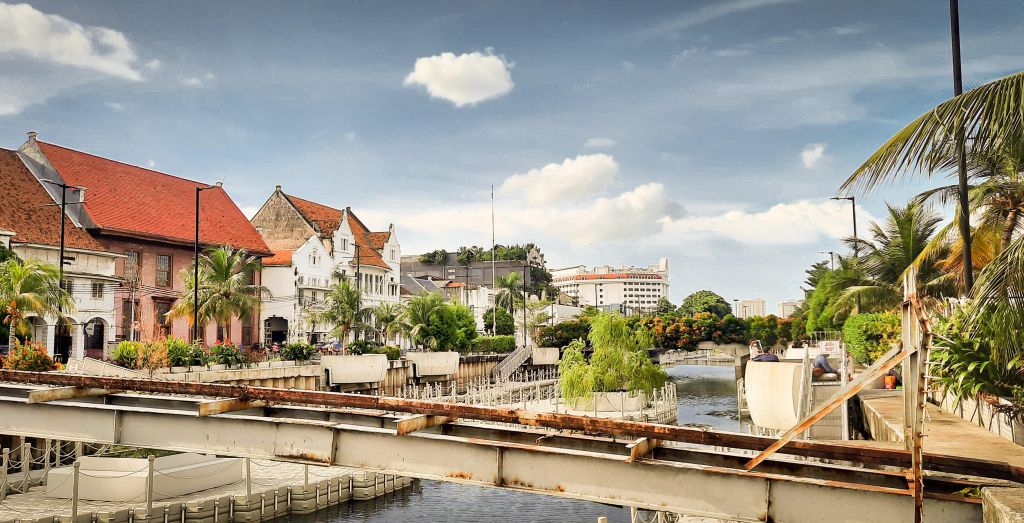 Strada con case tradizionali immerse nella natura tropicale.