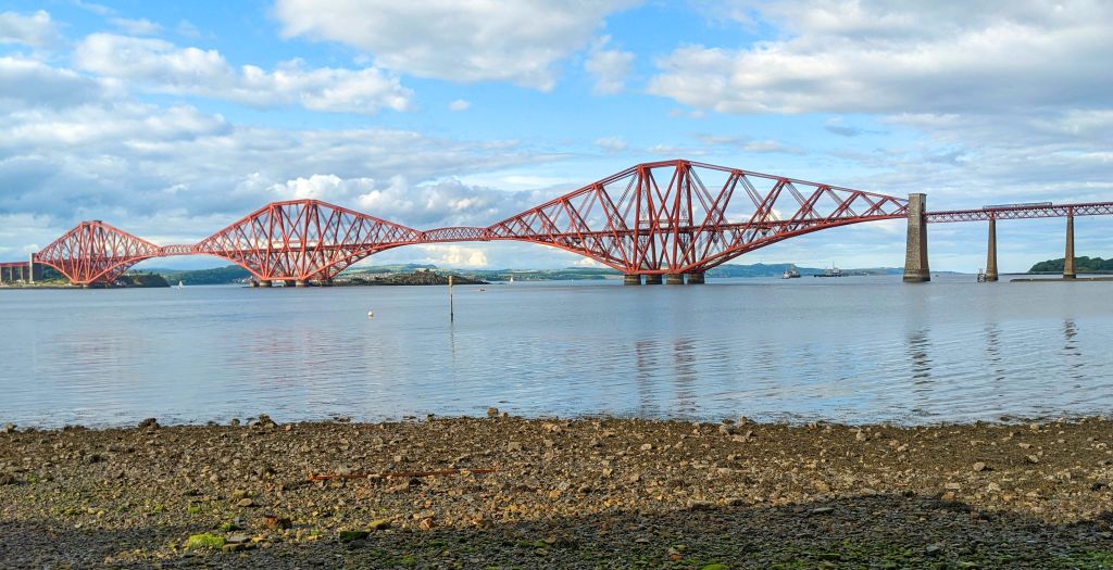 Vista dei Forth Bridges che attraversano il Firth of Forth, visibili dal Fife Coastal Path.