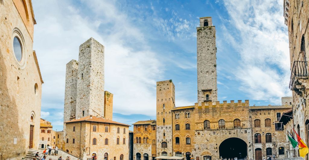 Piazza di San Gimignano con torri medievali, Italia, Via Francigena