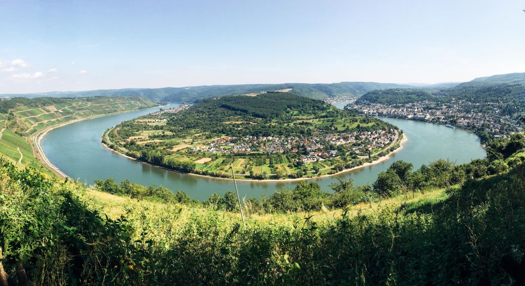 Paesaggio fluviale con una curva del fiume sul Mosella