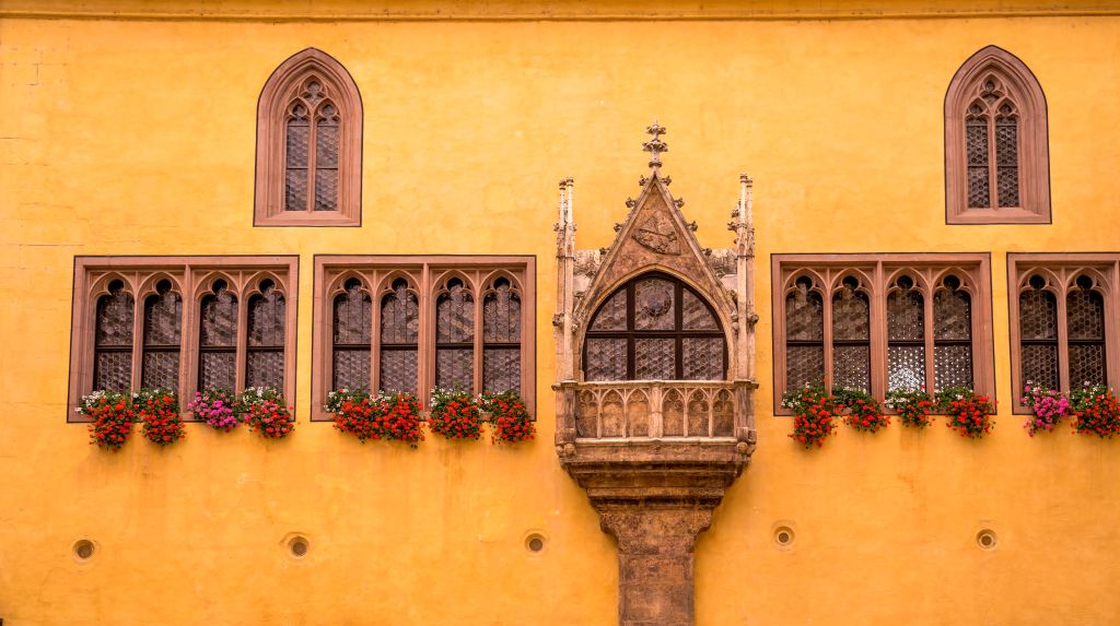 Dettaglio architettonico con facciata colorata e finestre decorative nel centro storico di Eichstätt.