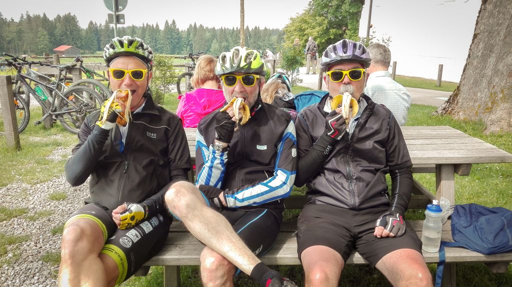 Gruppo di ciclisti in sosta per una pausa picnic lungo la Romantische Strasse, Germania, da Rothenburg a Füssen