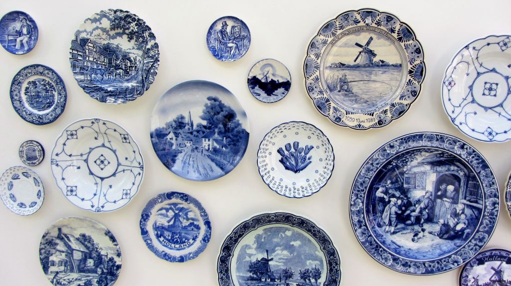 Piatti decorativi in ceramica blu di Delft, tipica porcellana olandese.
