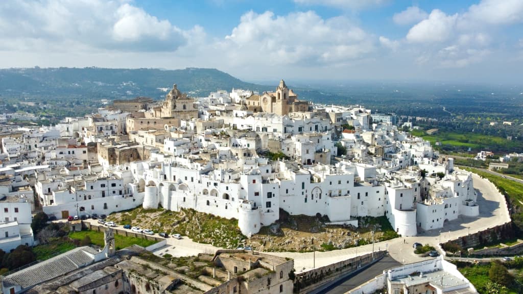 Panorama di Ostuni, la Città Bianca della Puglia, con case imbiancate a calce