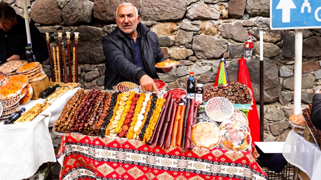 Bancarella con un locale che vende prodotti tipici armeni