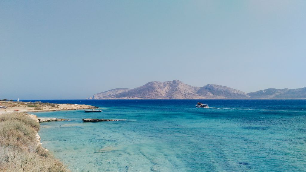Spiaggia sabbiosa con mare cristallino sull'isola di Elafonisos, Grecia.