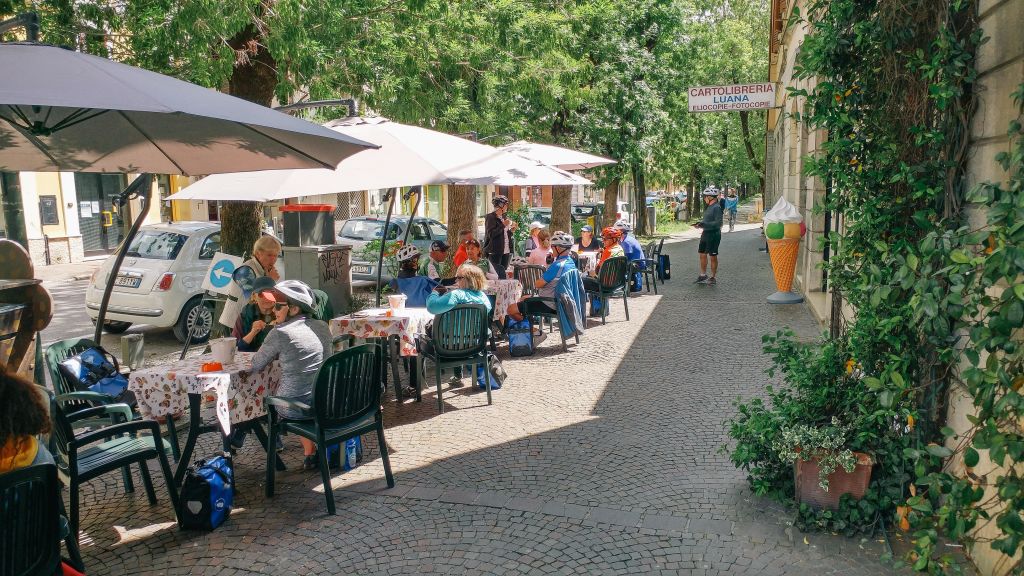 Tavoli di un ristorante all'aperto lungo il percorso ciclabile del Po, Italia.