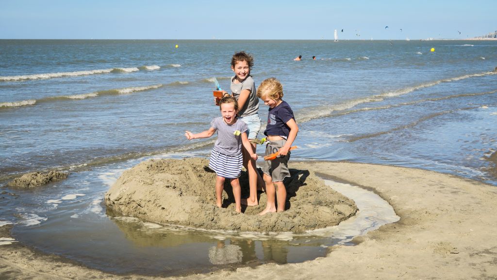 Bambini che giocano in riva al mare, sabbia, palette, divertimento, vacanza rilassante, Belgio