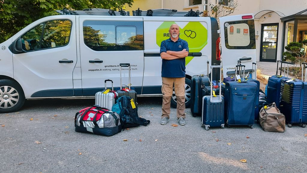 Addetto bagagli pronto a caricare le valigie sul furgone, logistica "Girolibero"