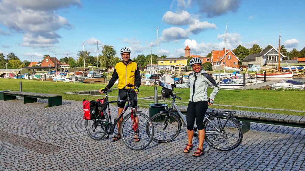 Ciclisti in posa con le loro bici lungo il percorso, piccolo villaggio nel verde lungo la ciclabile tra Berlino e Amsterdam