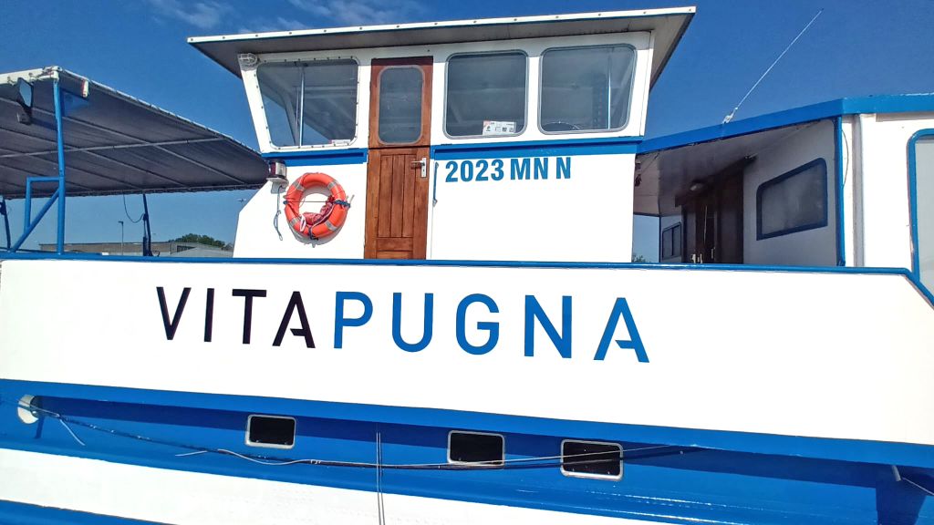 Dettaglio della barca "Vita Pugna" con il nome visibile sul fianco