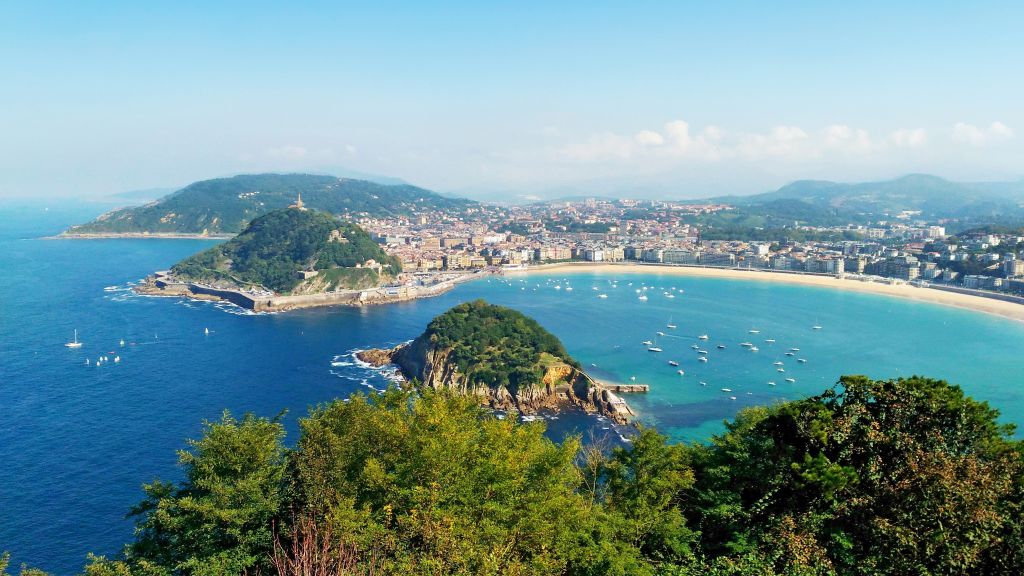 Vista aerea della baia di San Sebastián, Paesi Baschi, Spagna, con spiaggia e costa.