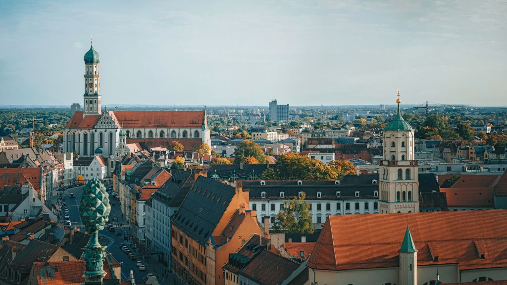 Veduta aerea dei tetti rossi di Rothenburg ob der Tauber, cittadina medievale lungo la Romantische Strasse, Germania.