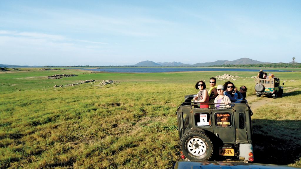 Safari fotografico in jeep tra la fauna dello Sri Lanka.