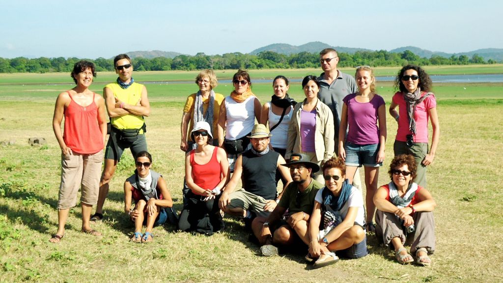 Gruppo di persone in posa su un prato verde, Sri Lanka tour in gruppo "Girolibero"