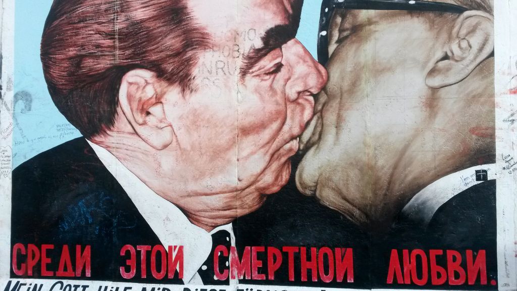 Famoso murale del bacio tra Brezhnev e Honecker all'East Side Gallery, Berlino.