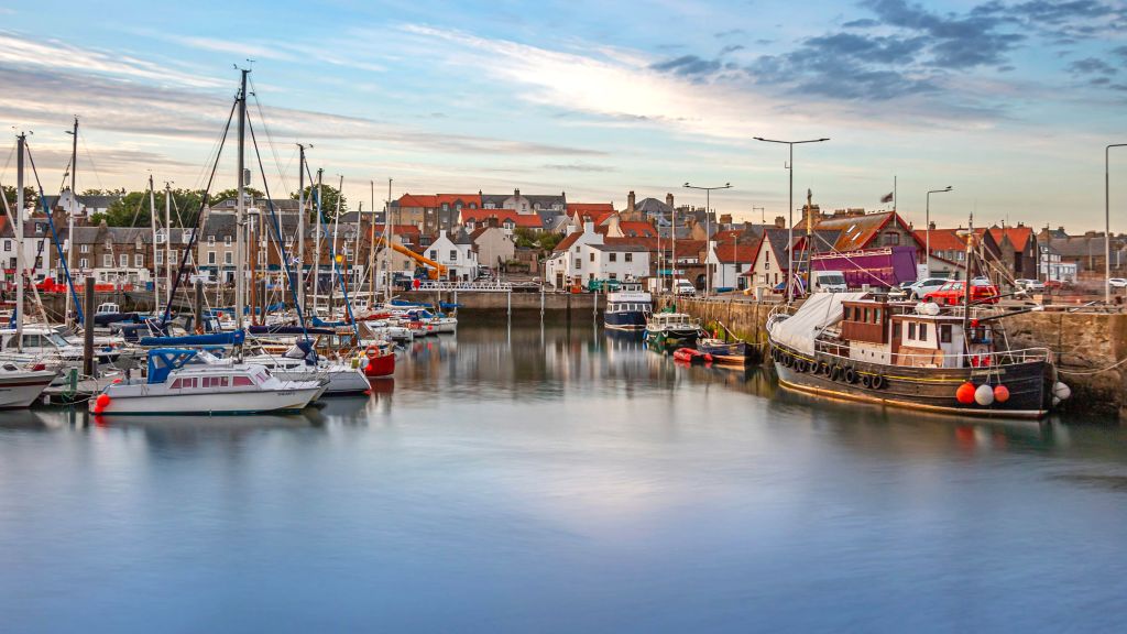 Porto pittoresco di Anstruther con barche da pesca e case colorate lungo il Fife Coastal Path.