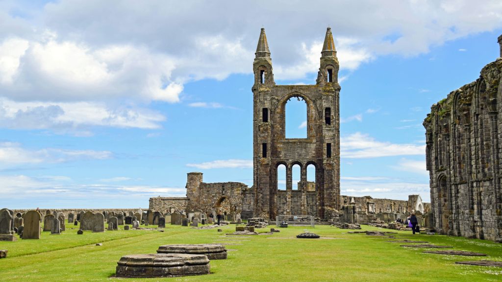 Rovine della Cattedrale di St Andrews lungo il Fife Coastal Path, Scozia, trekking di gruppo "Girolibero"
