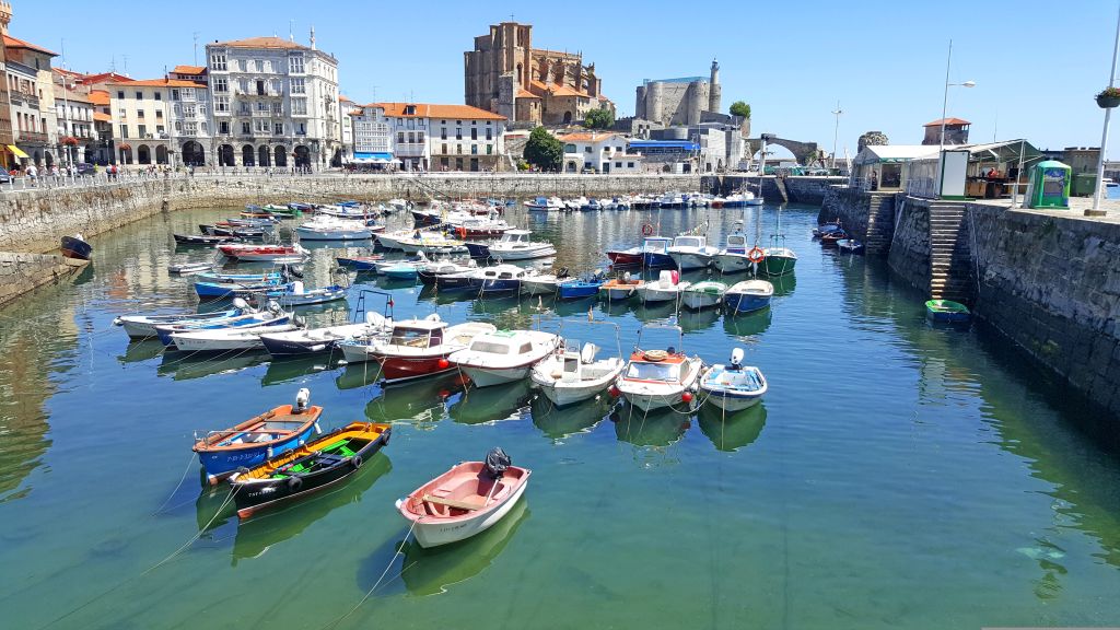 Piccolo porto con barche ormeggiate in una città sul mare della Cantabria
